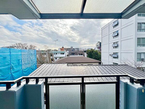 高層ビルに囲まれていないため、自然光がたっぷり入る環境なのも嬉しいポイントですよね♪