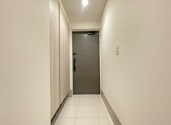 明るい玄関が、毎日気持ちよくお出迎え。機能的な収納も備え、すっきりとした空間を保てます。