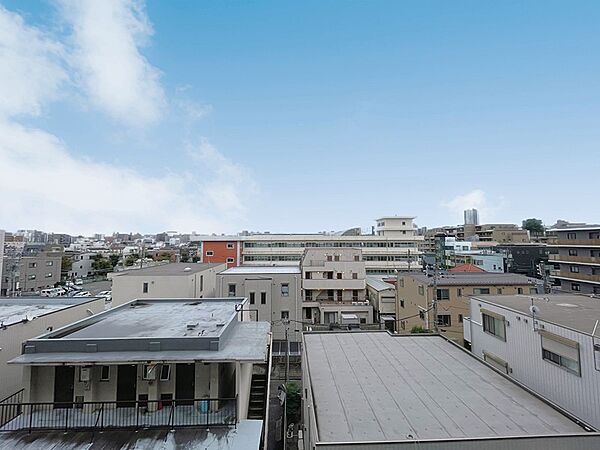 町を見渡せる開放的な眺望。見晴らしの良い景色が魅力です。