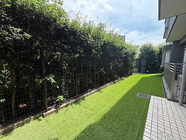 現地（2026年6月）撮影（東側庭）人工芝の設置でお庭のお手入れ要らずです☆