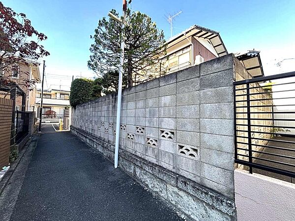 南側に建築基準法外通路があり日当たり良好
