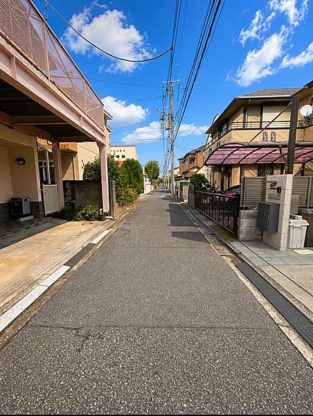 現地（2026年9月）撮影　南東側私道約4.0mに面しています。武蔵野市が所有しております。