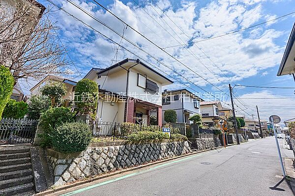 陽光あふれる空の下、閑静な住宅街に佇む一戸建て。日々の暮らしに安らぎを添える住環境です。