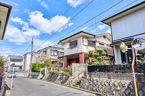 青空が広がる穏やかな住環境。閑静な住宅街で、新生活を始めてみませんか。前面道路は車の通行量も少なく、落ち着いて暮らせるでしょう。