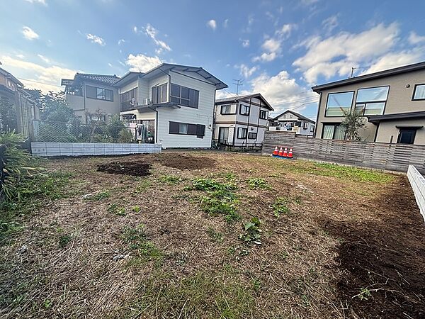 建物プランの自由度が高い売地。周辺には住宅が立ち並び、穏やかな住環境が期待できます。現地でぜひ広さをご確認ください。