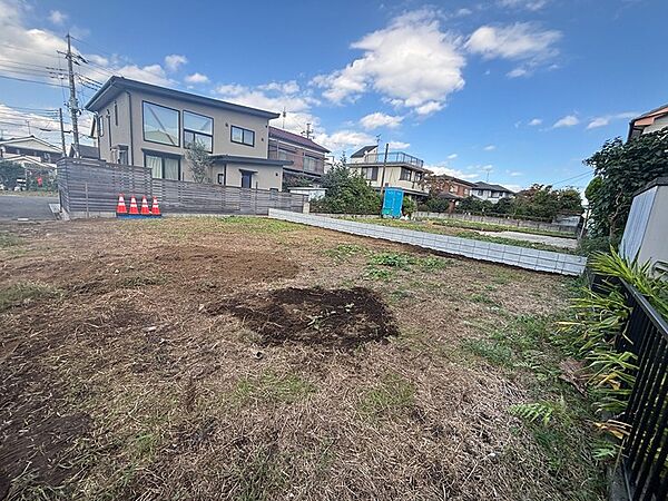 広々とした敷地で、理想のマイホームを建てる夢を実現しませんか？ 周辺には住宅が立ち並び、穏やかな住環境が魅力です。