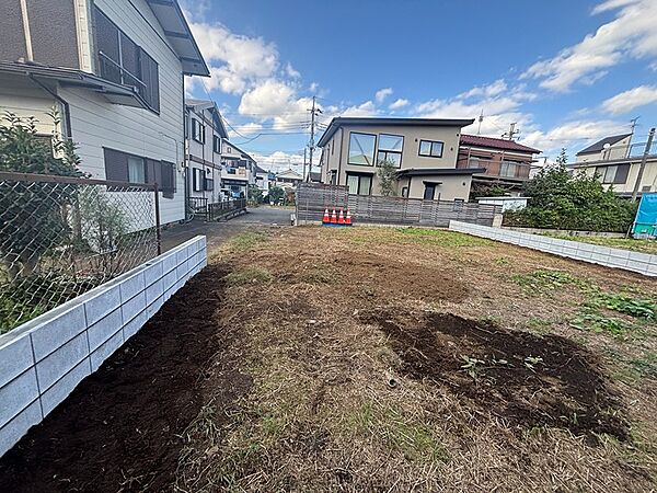 整地された更地が広がる土地。新しい暮らしを創造する、自由な住まいづくりの舞台です。閑静な住宅街で穏やかな日々を。
