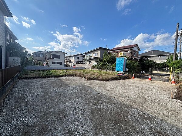 住宅街の一角に広がる、夢を育む更地です。穏やかな環境で、理想の住まいを形にしませんか。資料請求、現地案内も承ります。