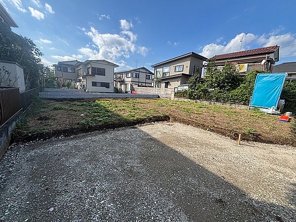 明るい陽光が降り注ぐ、開放的な更地。理想の住まいを自由にデザインできる、ゆとりのある敷地です。