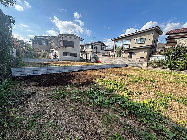 陽光が降り注ぐ広々とした整形地。周辺には住宅が立ち並び、穏やかな住環境が期待できます。