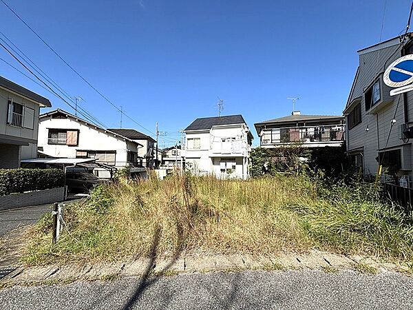 南東×南西角地　閑静な住宅街　南東側道路向かいには亀甲台公園があります