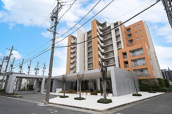 空の青と建物のコントラストが印象的な外観。洗練されたデザインが、落ち着いた街並みに映えます。日々の暮らしに上質感を添える佇まいです。