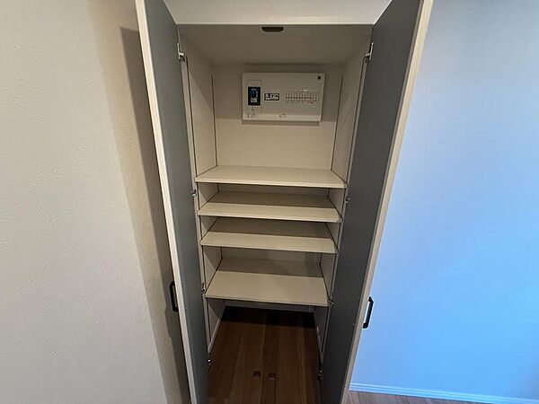 各居室の収納に加え、廊下収納やシューズボックスを備え、衣類や日用品、季節物までしっかり収納できます。