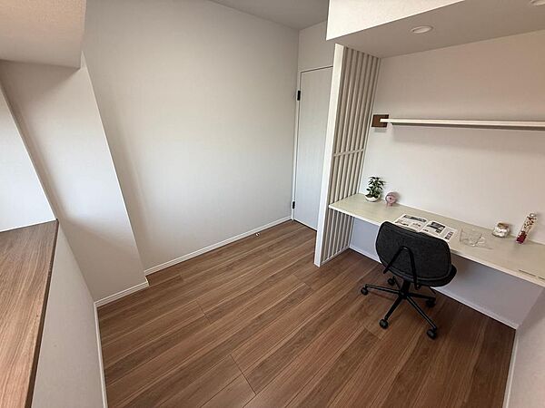 収納部屋としてはもちろん、テレワークスペースや趣味のお部屋など、多目的に活用できる便利な空間です。