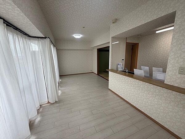 南向きの明るい陽射しが差し込む開放感あるリビング。