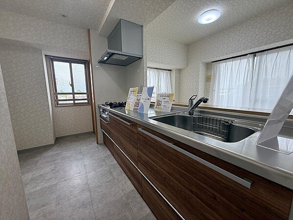 家族と会話が弾むカウンターキッチン。収納力も備えており、お料理や後片付けもスムーズに行えます。