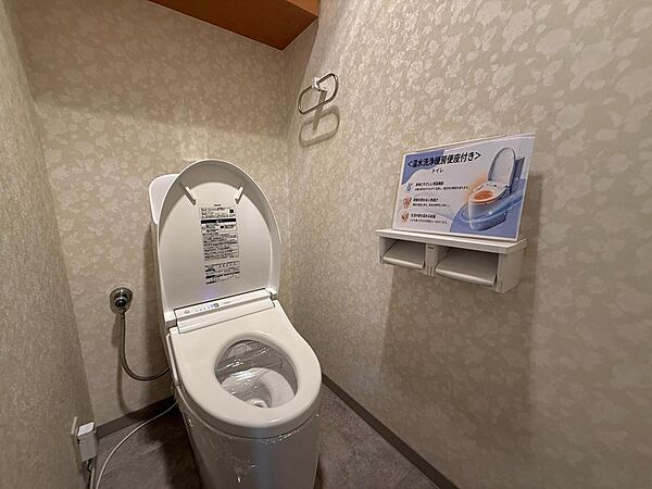 清潔感のある落ち着いた空間。収納棚付きで、トイレットペーパーや掃除用品もすっきり収納できます。