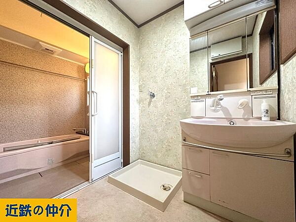 浴室への扉はお子様でも開けやすい引き戸タイプです。