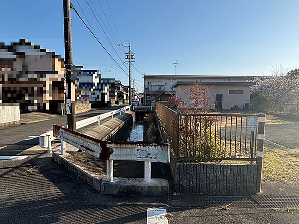周辺は閑静な住宅街。穏やかな暮らしを叶えませんか。