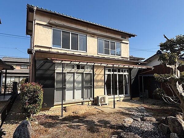広々とした庭付きの戸建て。庭木の手入れやガーデニングも楽しめます。お好みのスタイルでリノベーションしてみませんか？