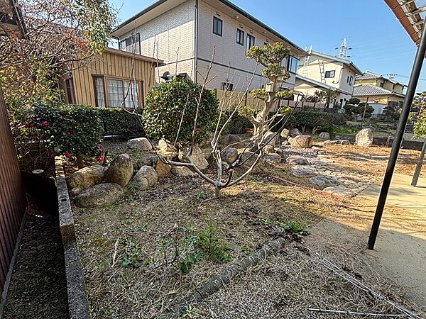 季節を感じる庭木や岩を配した庭は、四季折々の表情を見せてくれます。落ち着いた住環境で、ゆったりとした時間を過ごしませんか。