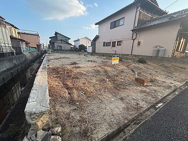 陽当たり良好な更地です。建築条件なし、お好みのプランで理想の住まいを実現できます。現地にて周辺環境をご確認ください。