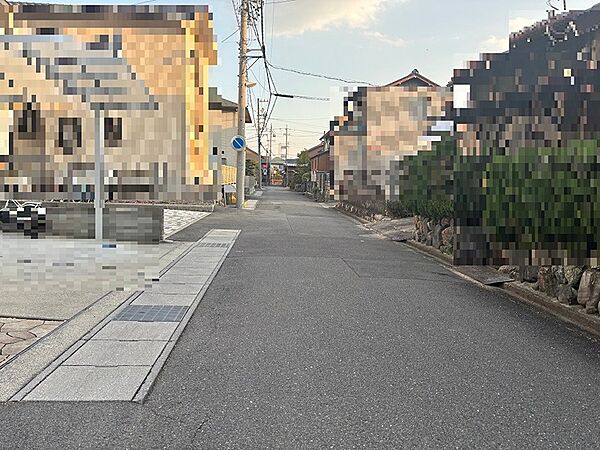 住宅街を通る道路。生活に必要な施設が揃い、日常を快適に過ごせるエリアです。*周辺施設へのアクセスは地図情報をご確認ください。