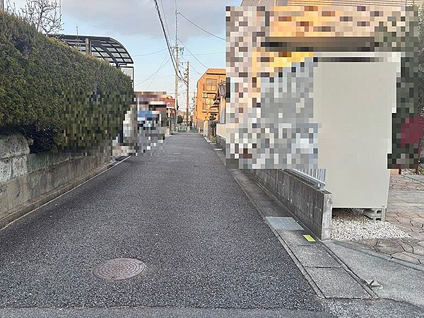 閑静な住宅街の一角。前面道路は車の通りも少なく、お子様との散歩も安心な穏やかな住環境です。