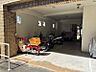 駐車場：屋根付きの共用駐車場を完備。通勤・通学、ちょっとしたお出かけにもバイクや自転車が便利です。雨の日でも濡れずに乗り降りできます。