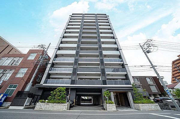 都会的なデザインが目を引く外観のマンション。周辺の建物とも調和し、街並みに溶け込みながらも存在感を放ちます。
