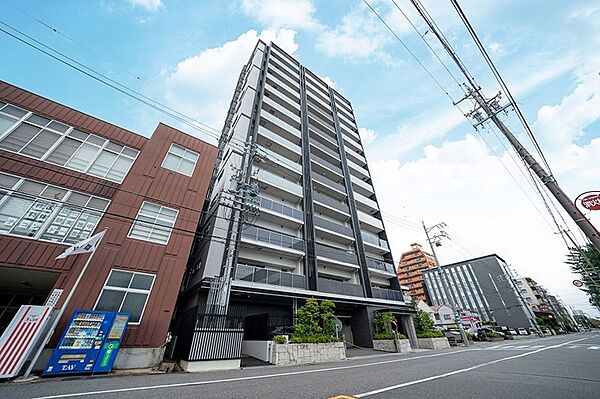 スタイリッシュな外観のマンション。周辺には商業施設や学校もあり、暮らしやすい環境です。都会での生活を存分に満喫できます。