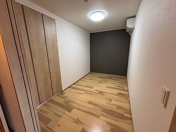 収納を備えた洋室は、シックなアクセントクロスが印象的。書斎や趣味の空間など、様々な用途でご活用いただけます。