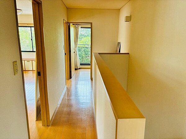 見通しがよく、家族の生活リズムが合わせやすい廊下です。