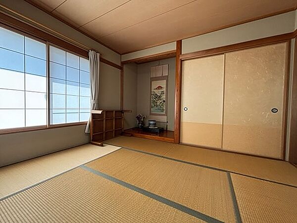 座ってくつろげる心地よさで、長く使いたくなる和室です。