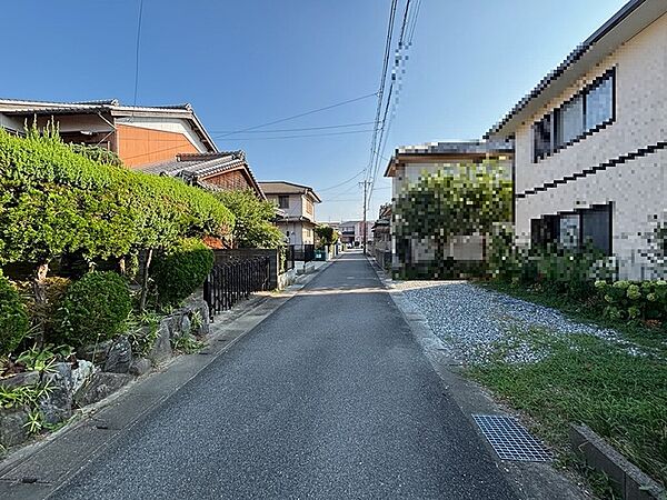 道路の雰囲気が落ち着いていて、出入りが安心です。