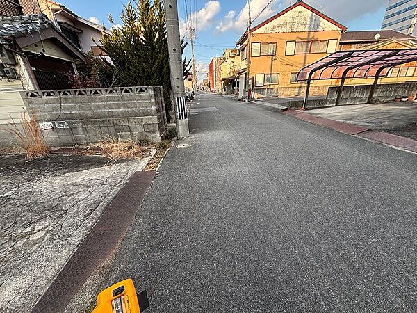 毎日の出入りがスムーズに。安心感のある前面道路で、帰宅時間が楽しみになります。