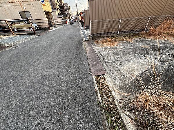視界が確保されやすく、車の出し入れも落ち着いて行えます。日常が整う住まいです。