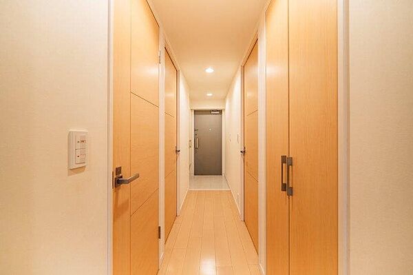 廊下がすっきりしていると、空間全体が上品に見えます。