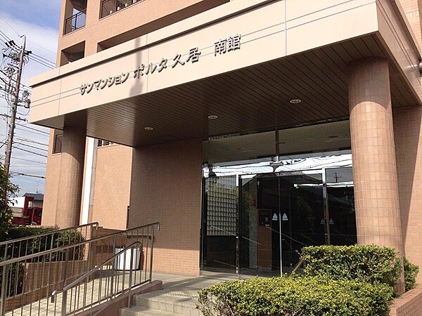 ベージュのタイル張りが温かみを感じさせるエントランス。ガラス扉が開放感を演出し、日々の暮らしを彩ります。