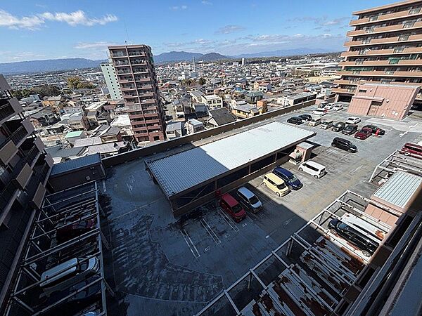 敷地内には平面と機械式、複数の駐車スペースを設けております。お車での移動が多い方も、安心のカーライフを送っていただけます。