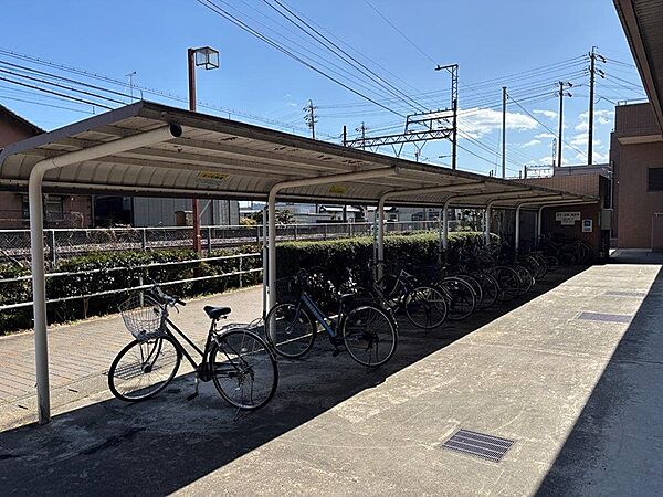 駅まで自転車で快適通勤・通学。屋根付き駐輪場で雨の日も安心です。