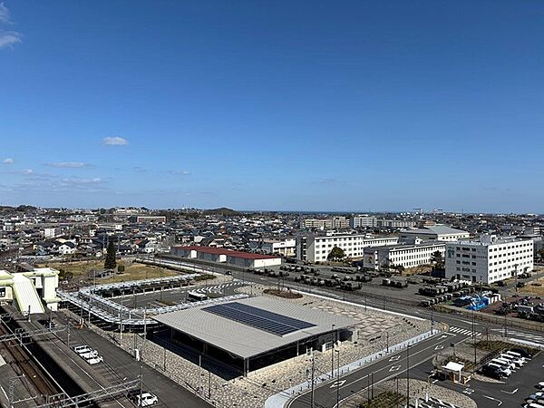 青空が広がる開放的な眺望。街並みと遠くの景色が織りなす、広がりを感じる一枚です。