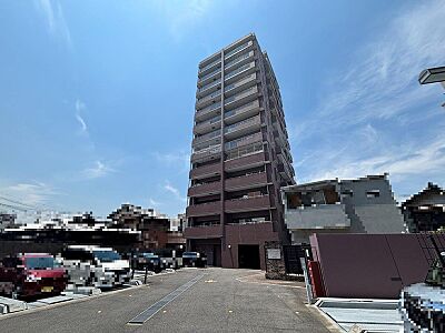 外観:青空が広がる開放的な立地です。ブラウン系の外壁が落ち着いた印象を与える、スタイリッシュなマンション。 外観:青空が広がる開放的な立地です。ブラウン系の外壁が落ち着いた印象を与える、スタイリッシュなマンション。