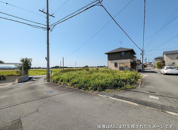 前面道路は広く、車のすれ違いもスムーズです。開放的な青空が広がる現地で、穏やかな日々を過ごしませんか。