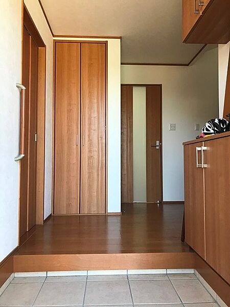明るい色合いの木目を基調とした玄関は、清潔感があり、収納力も期待できます。毎日気持ちよくお出迎えします。