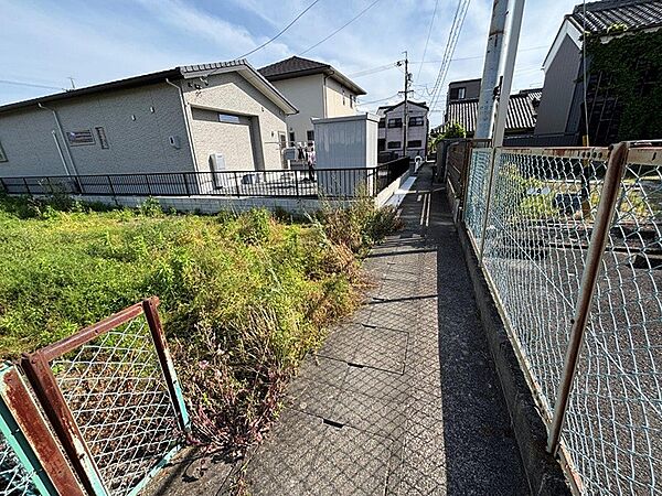 周囲には戸建住宅が立ち並び、閑静な住宅街の一角です。落ち着いた住環境で、新たな暮らしを始めませんか。
