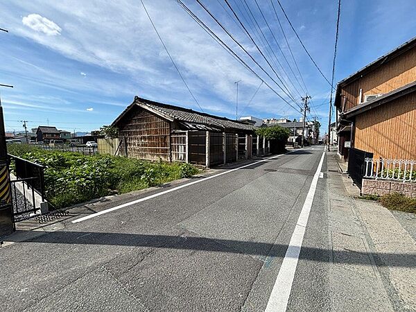 落ち着いた雰囲気の住宅街に位置する物件です。周辺には自然も感じられ、穏やかな住環境が魅力。