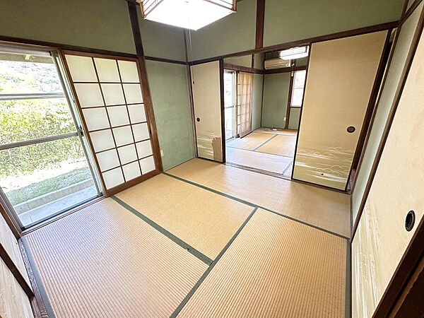 1階和室です！窓の外に見える植物も心落ち着きますね！