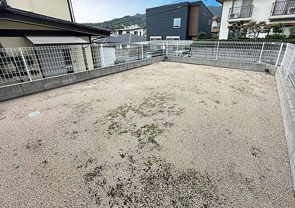 駐車場横のお庭スペースも広々しているため、家庭菜園やペットの遊び場としても活用できそうですね！