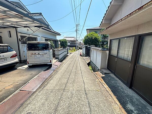 穏やかな暮らしを育む住環境。趣のある路地が、日々の散策に彩りを添えます。落ち着いた雰囲気の中で、新しい生活を始めてみませんか。